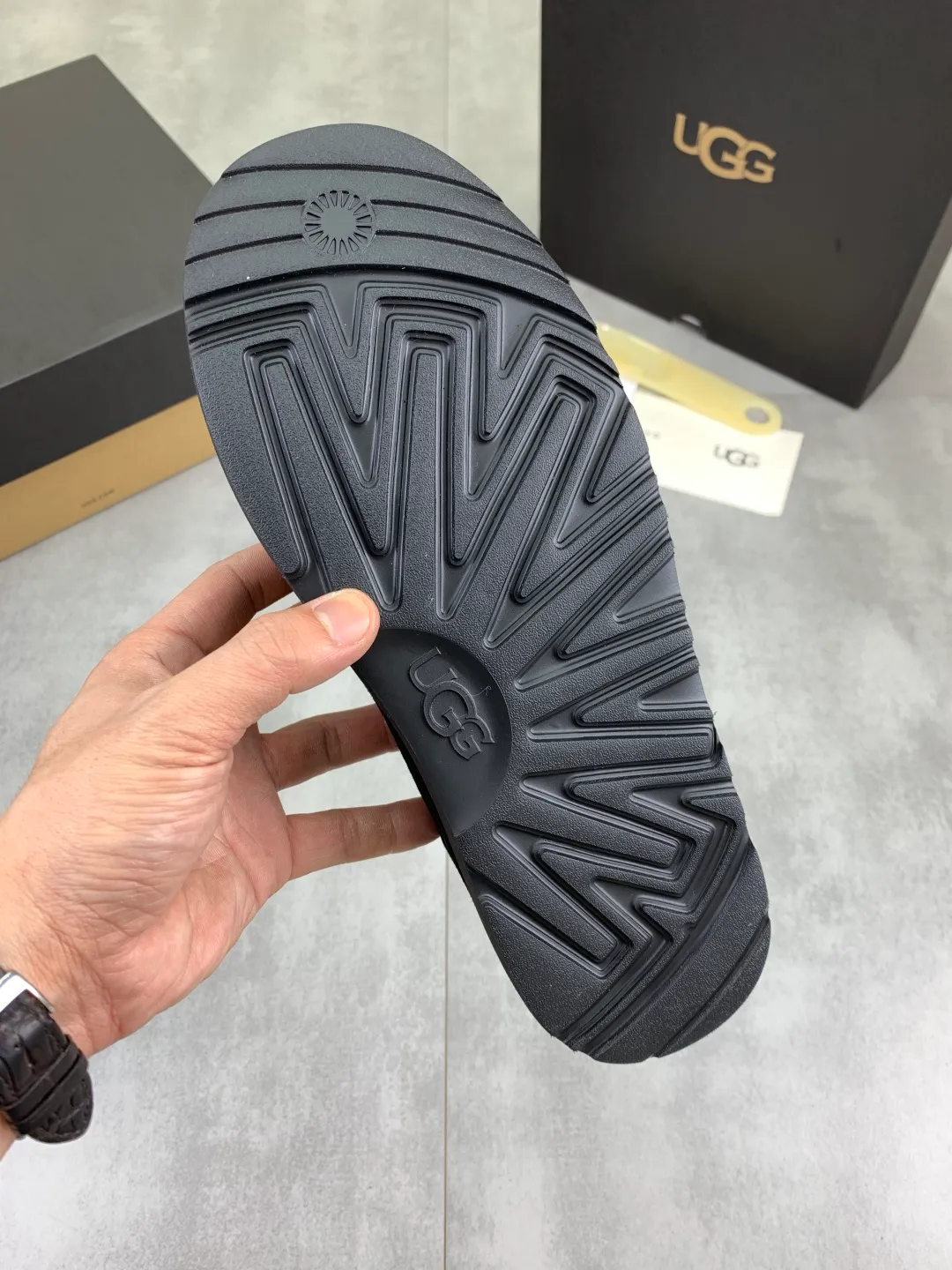 Men's men's shoes 💰P580 [New style] hot style 💰 versatile casual slip-on fur shoes 🆘 "Real Wool" [UGG] 👉 hot style men's shoes official website synchronization 🔰 quality [proud] is not comparable to the imitations in the general market 🌀 The upper is imported Italian frosted calfskin, and the lining: foot pad 🅰️ grade 🐑 real wool 👻 Only Grade A can show the effect The hand feels smooth and delicate 🔱The shoe shape is grand, only the factory can achieve it 🎄The perfect toughness of the original outsole 👻⬛️ can allow customers to bid farewell to one-time consumption. Real wool lining, super warm. Available in black or brown. Size: 39-44